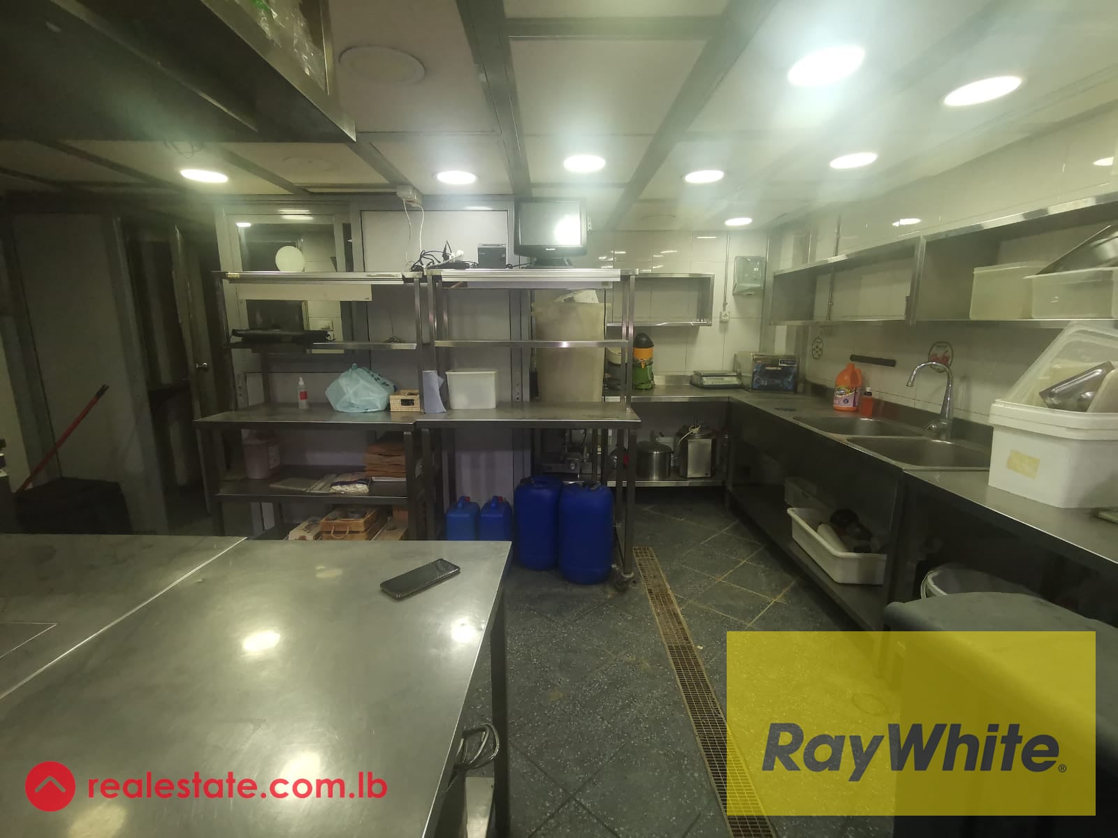 Full equipped kitchen in Nahr el mot for sale — Hub Realtors