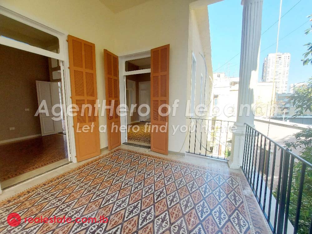 Charming Apt. |Traditional Building | Large Balcony — Hub Realtors