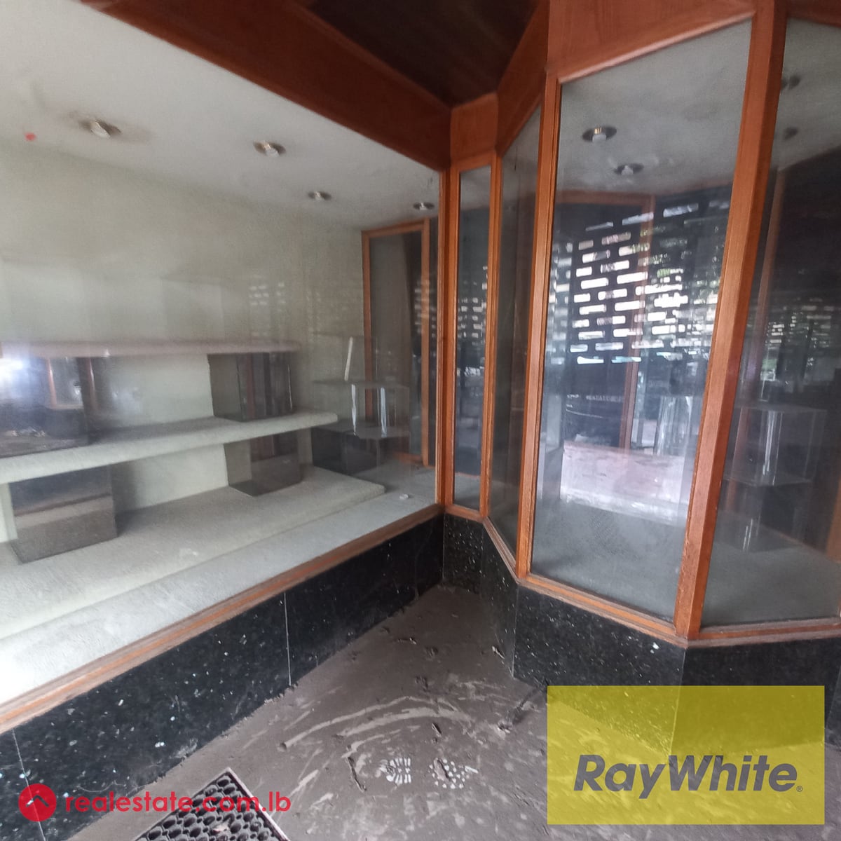 Shop with 2 vitrines 300sqm in Antelias for rent — Hub Realtors